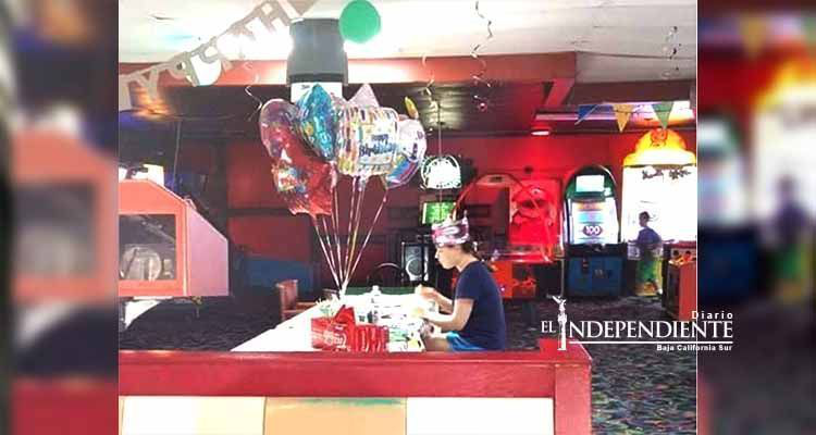 Foto de joven sola en su fiesta de cumpleaños se vuelve viral Foto de joven sola en su fiesta de cumpleaños se vuelve viral