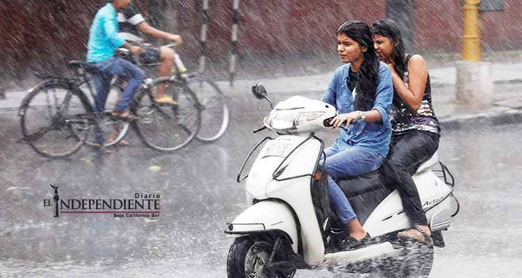 Mueren casi 100 personas fulminadas por rayos en India Mueren casi 100 personas fulminadas por rayos en India