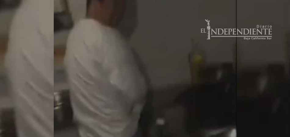 En China... captan a chef orinando en la cocina