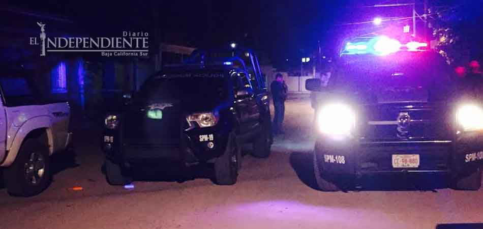 Atacan a policía con pala y machete