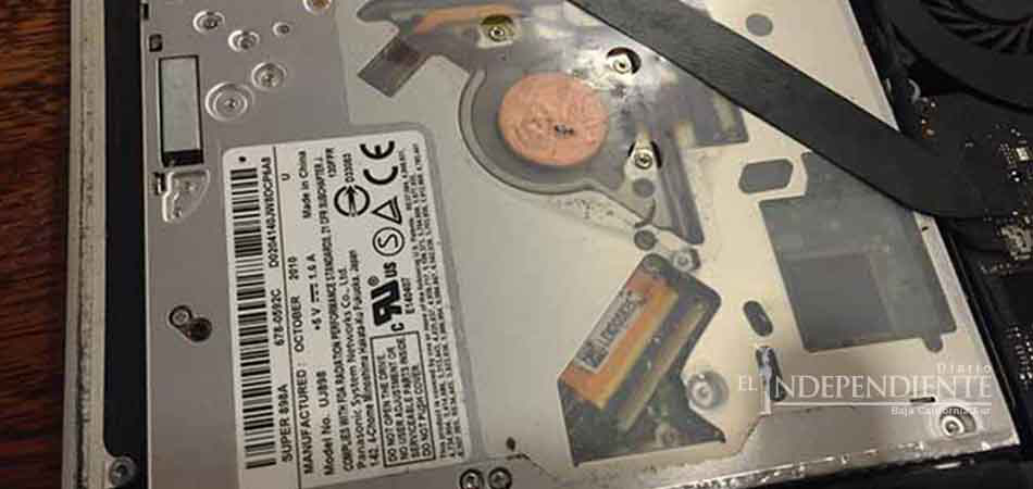 Usuarios de MacBook encuentran monedas dentro de sus máquinas