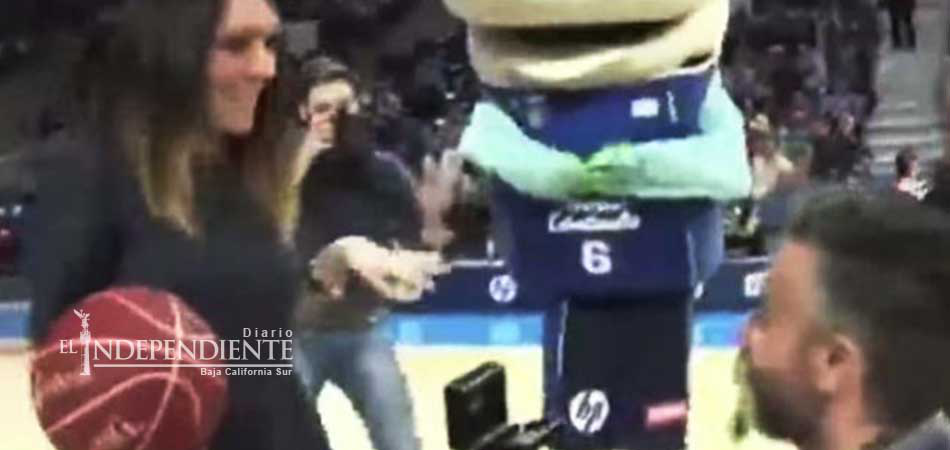 Video: Propone matrimonio en juego de Básquetbol y lo rechazan