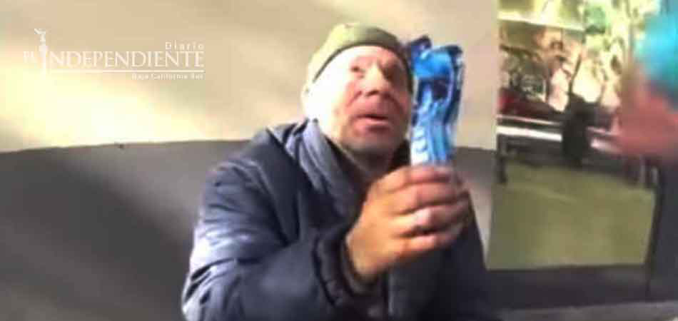 Indigna en redes youtuber que dio galletas con pasta dental a indigente