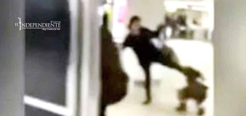 Mujer da patada en el rostro y noquea a su hija por un berrinche