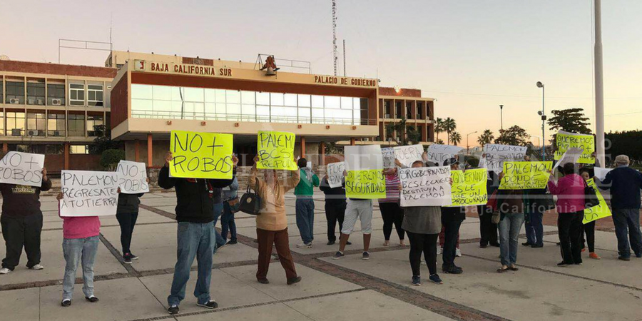 Ciudadanos piden destitución del procurador de justicia