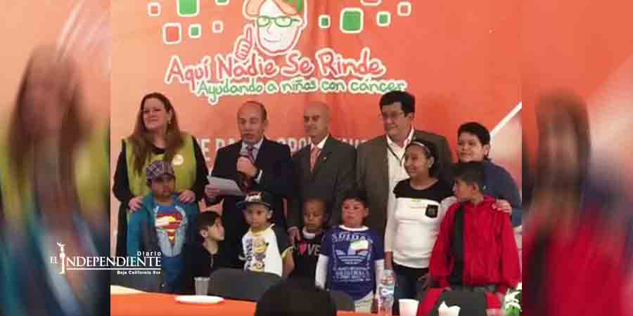 FCH dona pensión presidencial a lucha contra cáncer