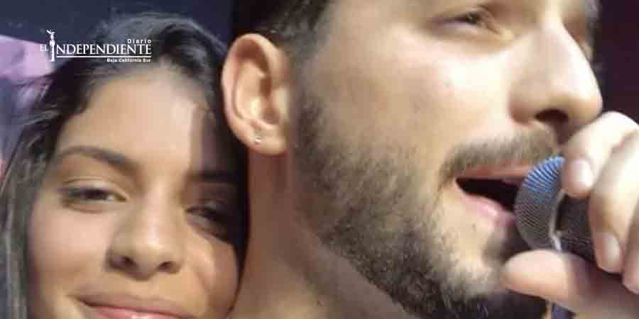 Maluma besa en la boca a una fan en show de Miami Maluma besa en la boca a una fan en show de Miami