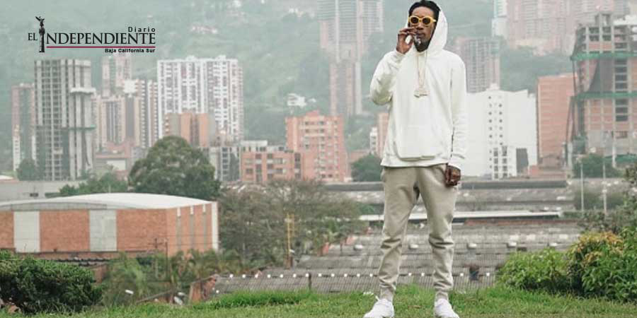 El rapero Wiz Khalifa le lleva flores a Pablo Escobar El rapero Wiz Khalifa le lleva flores a Pablo Escobar