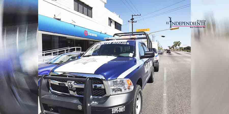 ¡Asaltan a una mujer en Banamex de Forjadores!