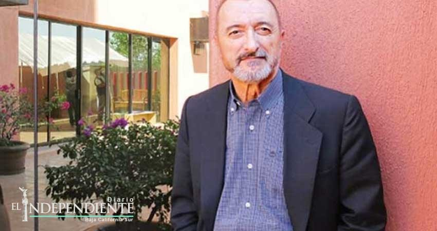 Tuitero hace enojar a Pérez Reverte por un error ortográfico