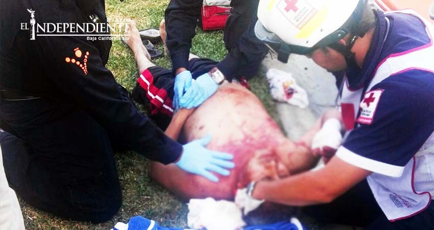 Lo atropellan mientras reparaba su vehículo 