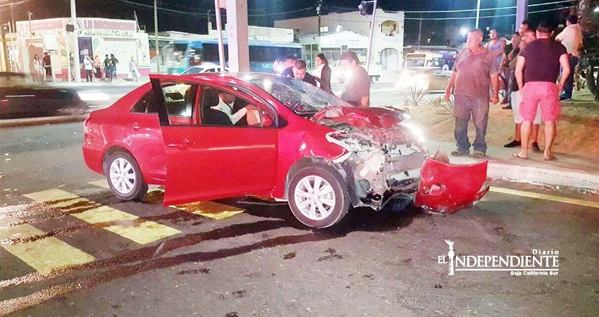 Aparatoso choque entre auto y motocicleta deja 2 lesionados 