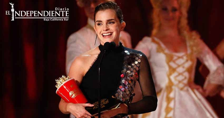 Emma Watson sale con sus palomitas en los premios MTV