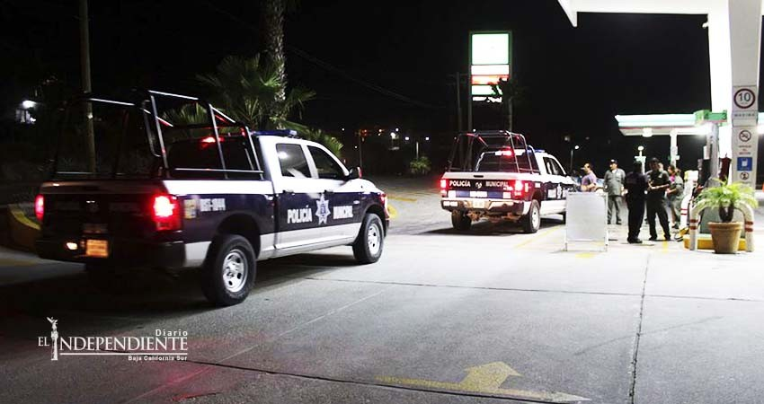 Asaltante dispara contra despachador de gasolinera en CSL