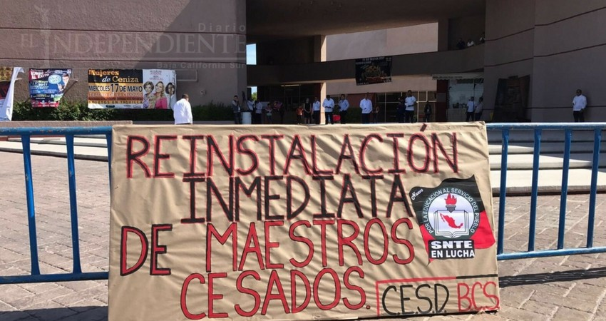 Maestros se manifiestan en la celebración del 15 de mayo 