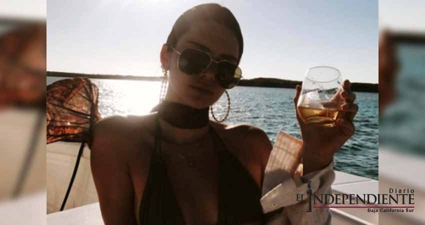 Kendall Jenner visita el suelo de nuevo