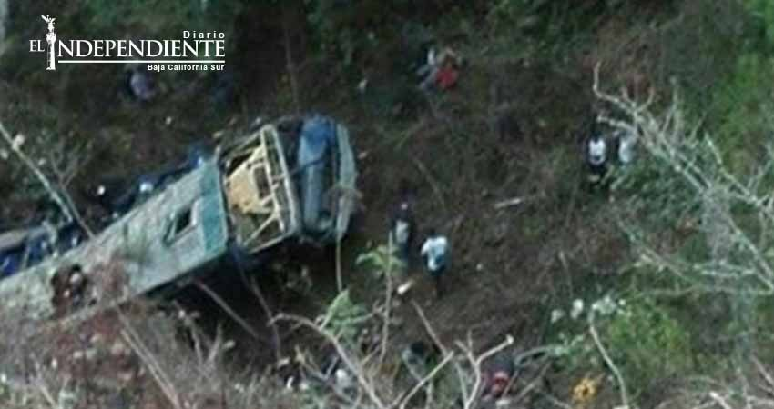Autobús cae a barranco en Chiapas, mueren pasajeros