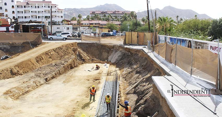 Construyen hotel de 7 pisos y empresarios aseguran que viola PDU  Construyen hotel de 7 pisos y empresarios aseguran que viola PDU