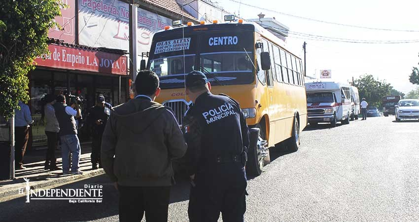 Sancionan a chofer de pesero por usar celular al manejar Sancionan a chofer de pesero por usar celular al manejar