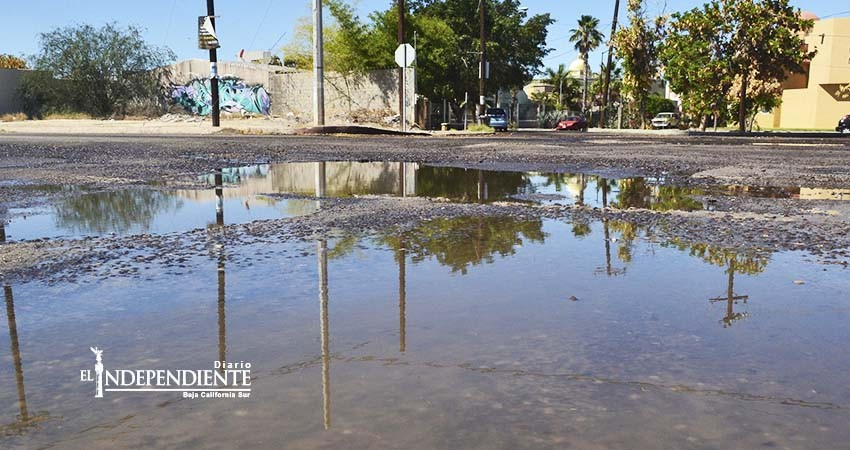 Fuga provoca derrame de más de un millón de litros de agua Fuga provoca derrame de más de un millón de litros de agua