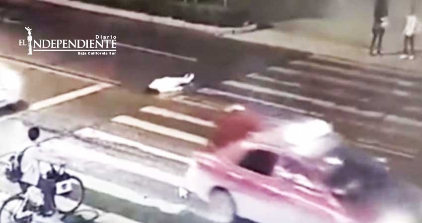 Atropellan dos veces a una mujer; nadie hace nada por ayudarla