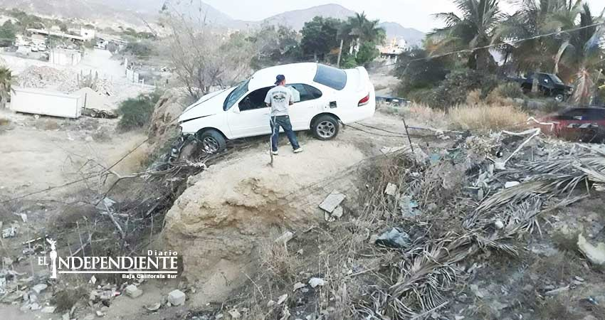 Abandonan auto deportivo tras choque en colonia Santa Rosa