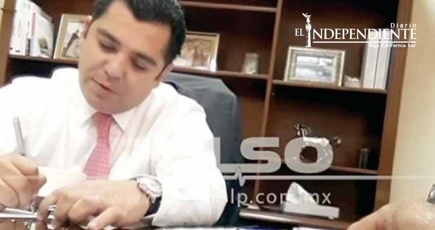 Enrique Flores renuncia al PAN