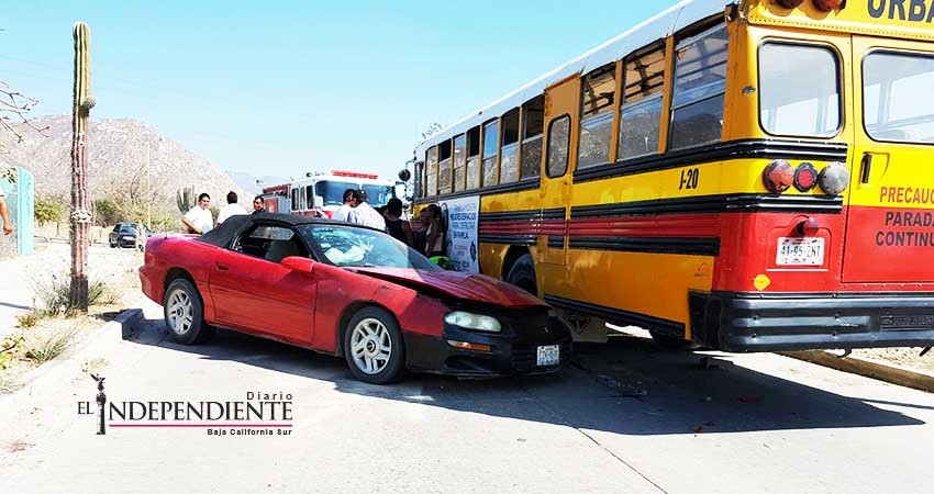 Choca automóvil contra autobús de transporte público
