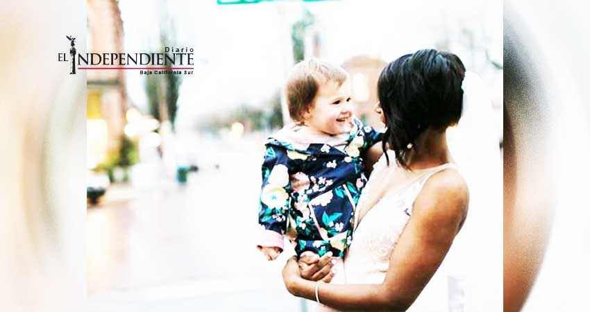 Bebita no cabe de emoción al confundir a una novia con una princesa