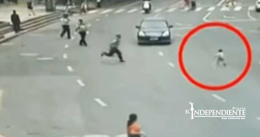 ¡Héroe chino! Policía salva a niño de ser atropellado ¡Héroe chino! Policía salva a niño de ser atropellado