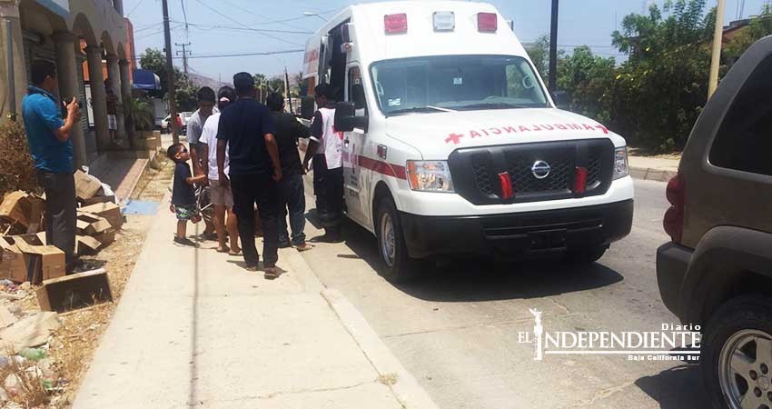 A punto de una tragedia; conductor imprudente atropella a niño en carriola