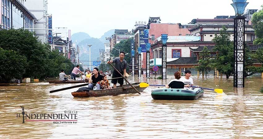 Lluvias ahogan a China; al menos 16 muertos y casi 100 mil evacuados