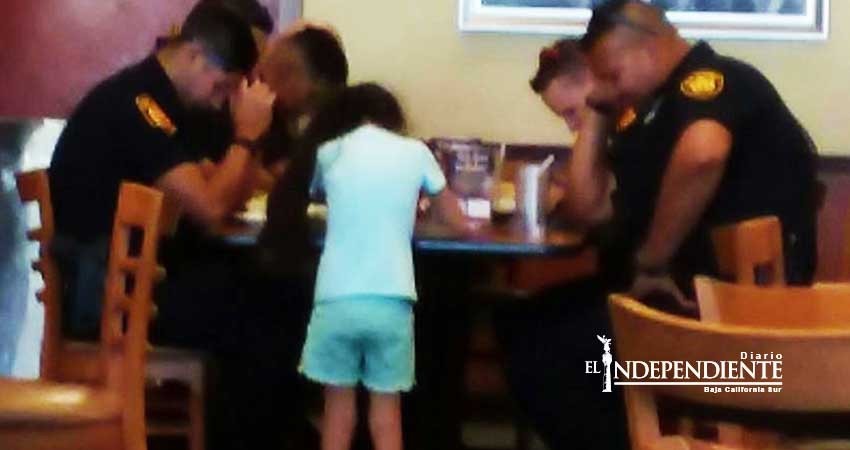 Niña de ocho años sorprende a policías (y a redes) con este gesto