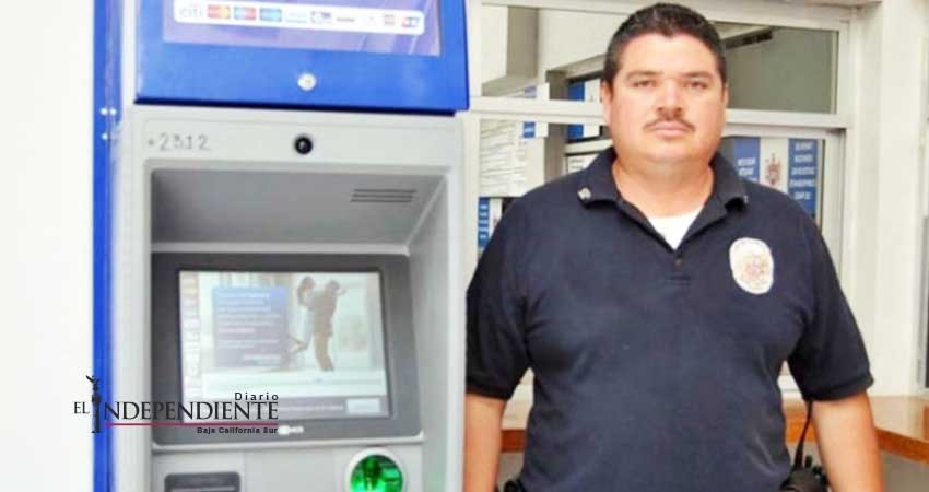 Policía honesto encuentra seis mil pesos en cajero y los regresa Policía honesto encuentra seis mil pesos en cajero y los regresa