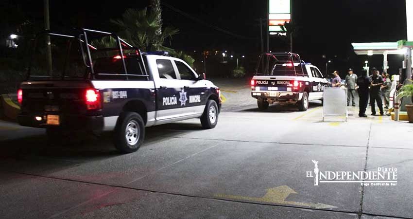 A punta de pistola asaltan gasolinera en SJC 