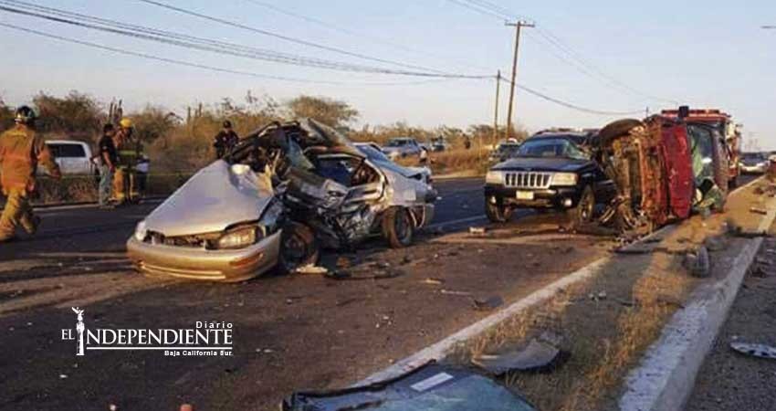 Carambola de 4 vehículos en CSL deja 2 personas muertas