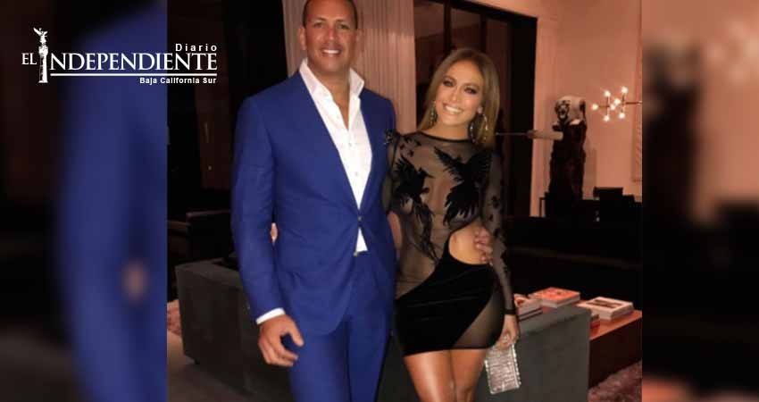 Jennifer Lopez festeja sus 48 años con un transparente vestido