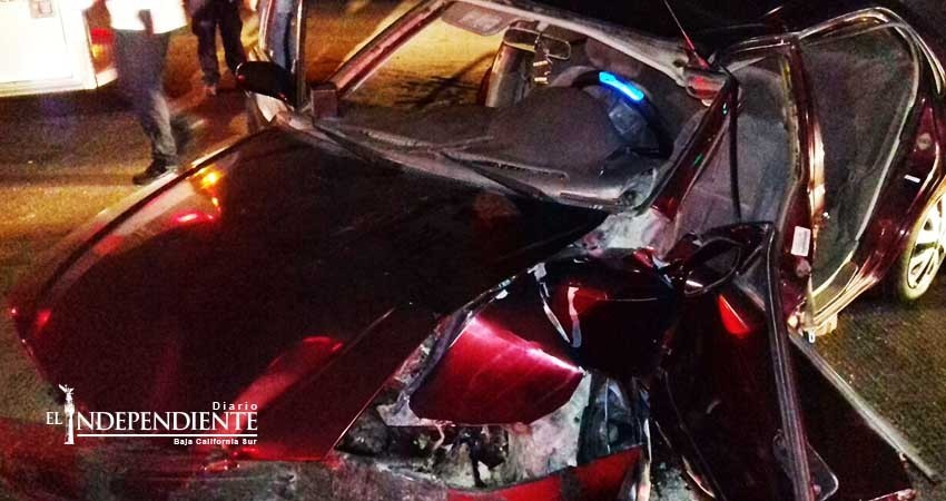 Auto se impacta contra base de un semáforo; conductor queda “prensado”