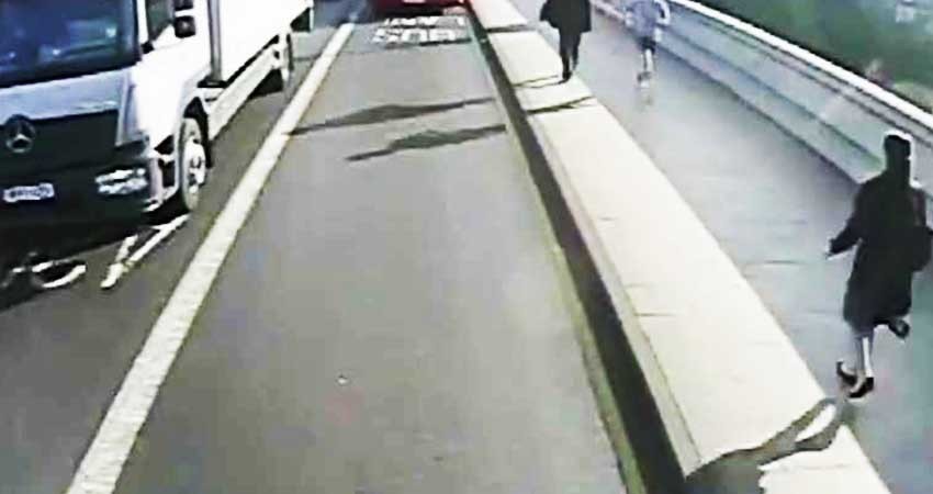 Corredor empuja a mujer al paso de autobús en Londres Corredor empuja a mujer al paso de autobús en Londres