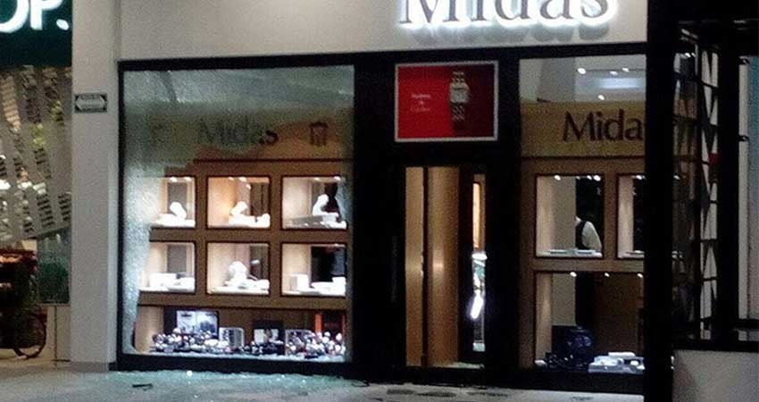 Video: Terror y crisis de pánico provoca asalto en plaza comercial Video: Terror y crisis de pánico provoca asalto en plaza comercial