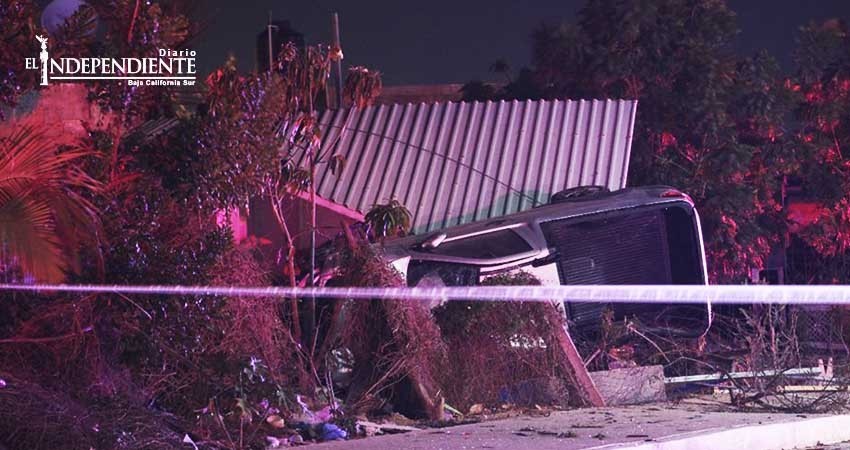 Conductor muere aplastado por su vehículo tras chocar contra una casa