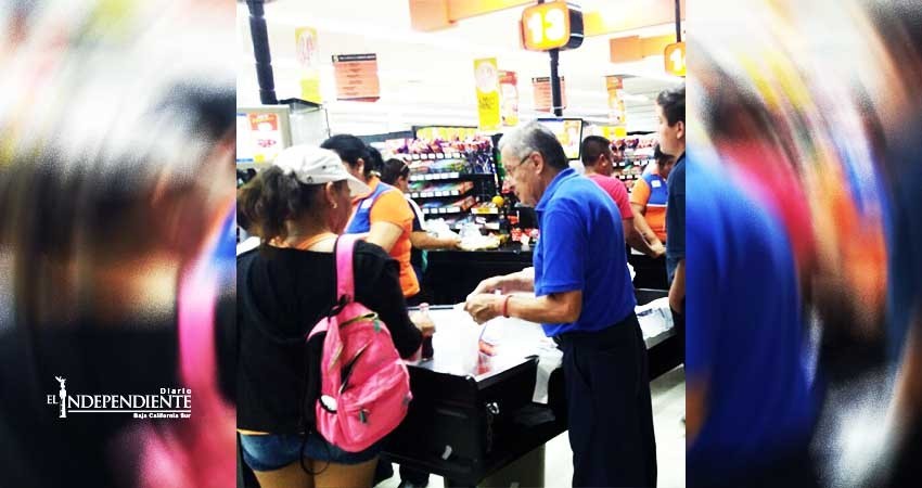 Cerca de 600 adultos mayores trabajan de empacadores en La Paz