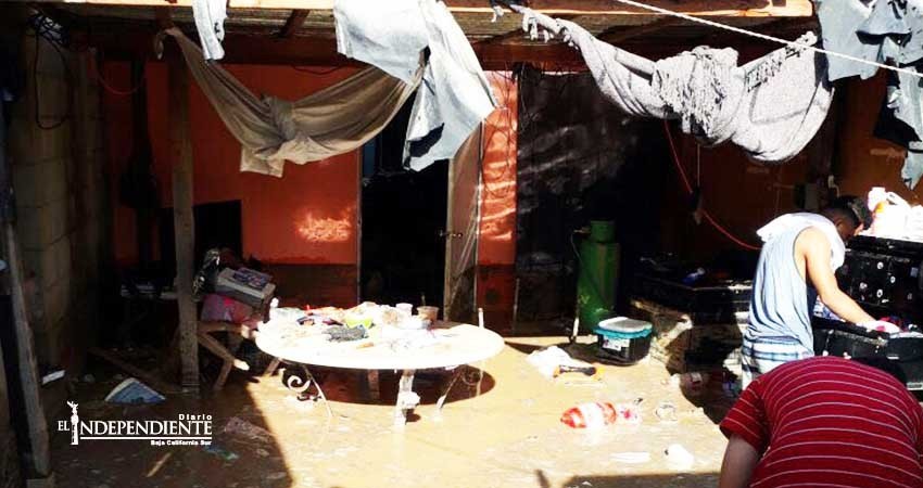 Lo perdieron todo; lluvia inundó la casa de la familia González