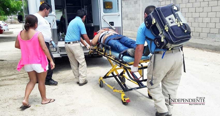 Hombre queda lesionado al resbalar y caer desde dos metros de altura
