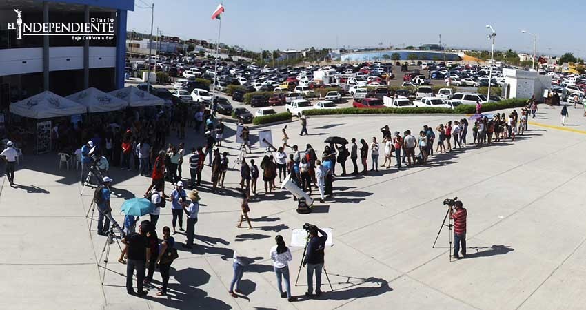Pese al intenso calor, decenas observan el eclipse parcial de sol en La Paz