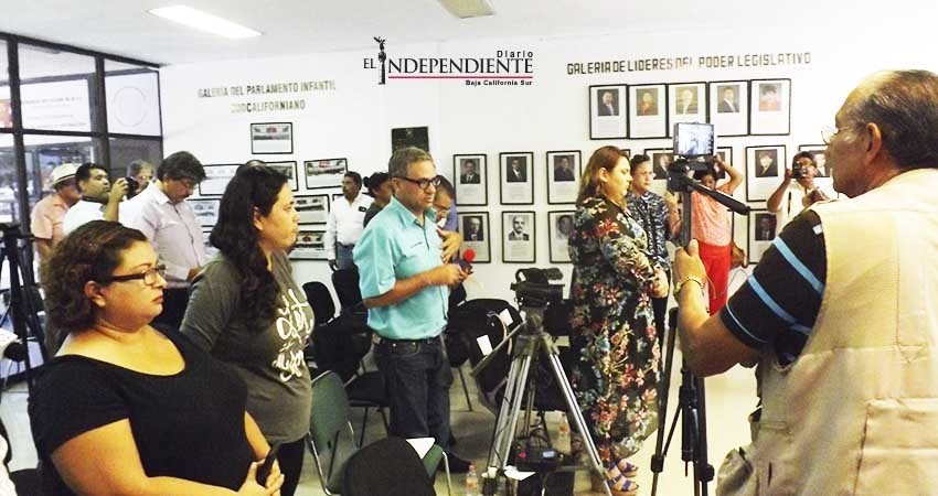 Guardan un minuto de silencio en Congreso en honor a Aracely Hernández