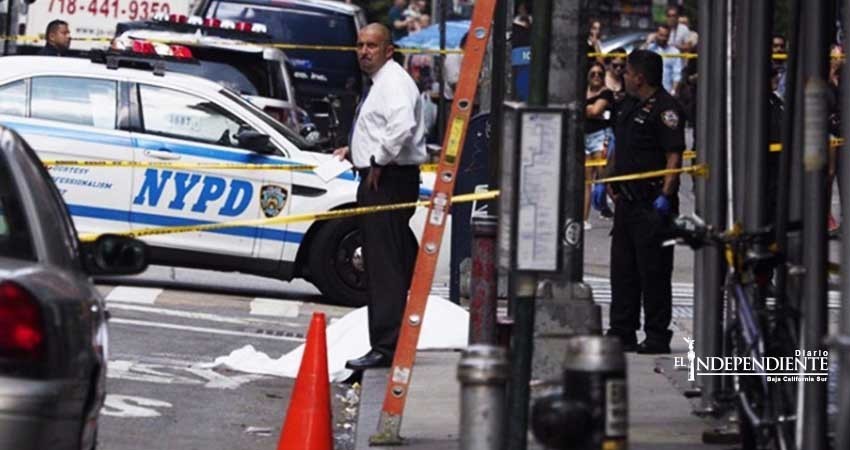 Cae mujer desde piso 18 en Manhattan; testigos consternados