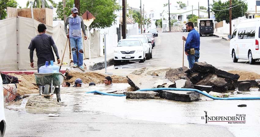 Fuga de agua potable en obras de Fonatur en la Magisterial