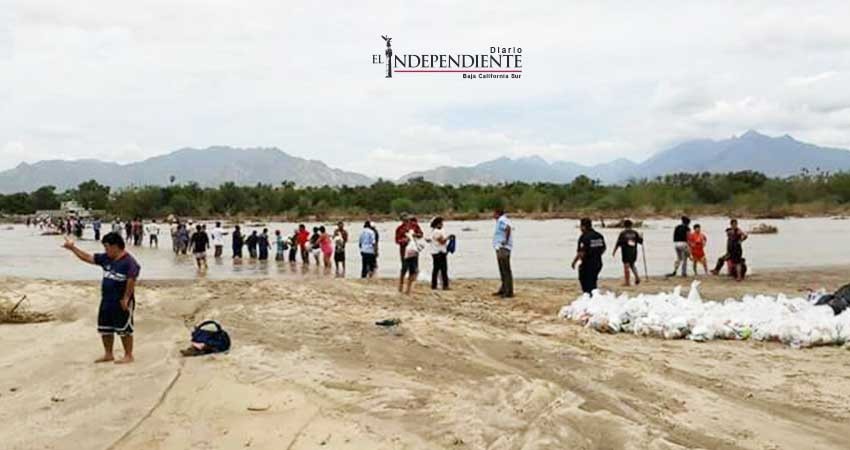 Forman cadena humana para llevar víveres a habitantes del poblado Santa Catarina