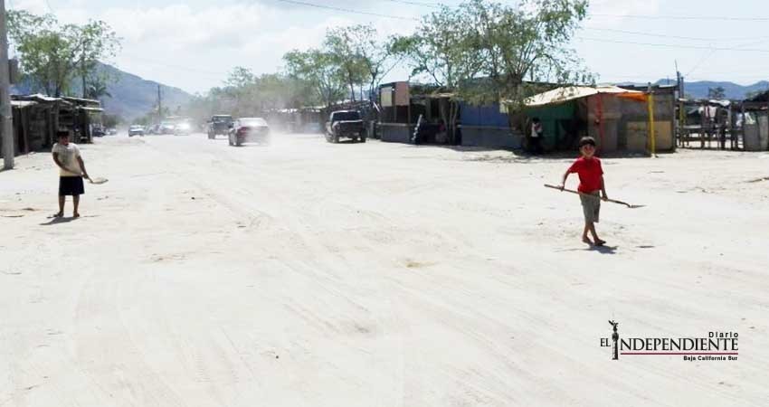 En el predio La Ballena en San José del Cabo (SJC), niños tapan baches a cambio de una moneda